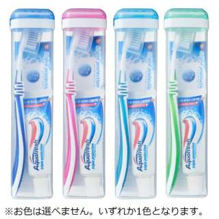 供Ａｑｕａ新鲜(Aquafresh)旅行使用的牙刷安排口腔护理