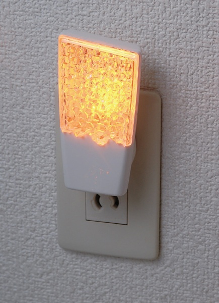 LED付センサーライト ホワイト PM-L112(AM) [電球色 /コンセント式