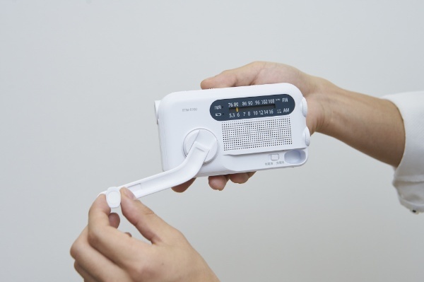 手回し充電ラジオ (ACアダプター付属) ホワイト BTM-R100(W) [ワイドFM対応 /防水ラジオ /AM/FM] QRIOM｜キュリオム  通販