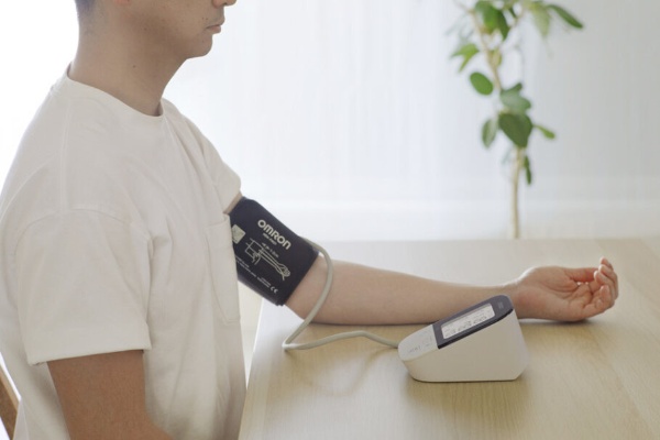 オムロン 上腕式血圧計 HCR-7501T - 身体測定器・医療計測器