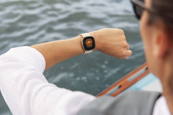 ビックカメラ.com - 【Suica対応】Fitbit Sense GPS搭載 スマートウォッチ ルナホワイト/ソフトゴールド L/S サイズ  ルナホワイト FB512GLWT-FRCJK