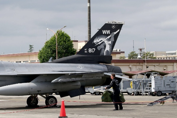 １ 144　F-16A　プラモデル