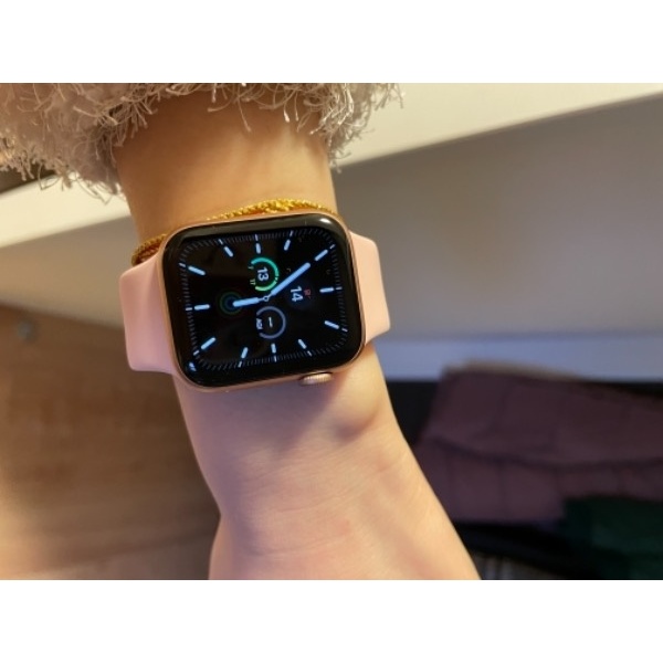 Apple Watch Series 6（GPSモデル） 40mmゴールドアルミニウムケースとピンクサンドスポーツ